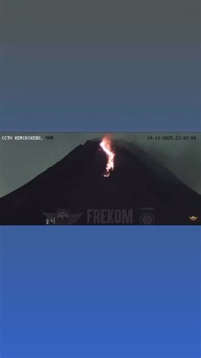 Merapi Uncover on Instagram: "Gunung Merapi Kembali Luncurkan Lava Pijar, Terekam Jelas dari CCTV Kemirikebo Yogyakarta/Jawa Tengah – Aktivitas vulkanik Gunung Merapi di perbatasan Daerah Istimewa Yogyakarta dan Jawa Tengah terus menunjukkan dinamika tinggi. Pada Senin malam, 24 November 2025, tepat pukul 23:02 WIB, guguran lava pijar kembali terpantau meluncur dari puncak Merapi. Rekaman visual dari CCTV Kemirikebo, yang berjarak sekitar 9 km dari puncak, memperlihatkan aliran lava yang terang 