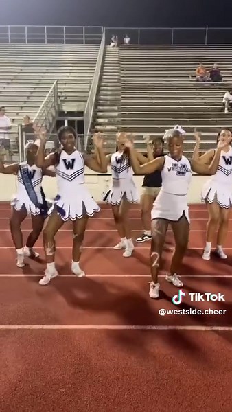 ✨Team bonding✨ 😁 💙🖤🤍 #cheerleaders #wop #dance #westside