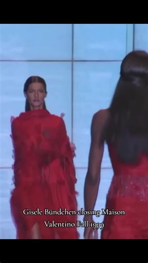 Gisele Bündchen Closes Valentino Fall 1999 Fashion Show