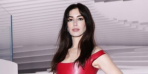 Anne Hathaway Wears Hot Red PVC Dress to the Versace Show