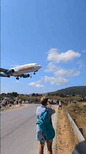 Skiathos Jet2 Boeing 737-800 from / to Leeds low landing #aviation #airport #boeing #skiathos