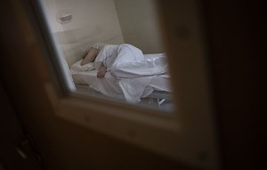 Psychiatrie : « Ça m’a traumatisé »… Des malades et des soignants dénoncent le recours fréquent à la contention