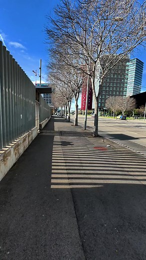A l'Hotel Porta Fira, gaudint d'unes vistes de ciència-ficció des de l'infinit 🏨🔴🌌. La piscina reflecteix el cel de Barcelona mentre les torres vermelles toquen els núvols ☁️💫. Sembla que estigués en una pel·lícula del futur! 🤖✨ #HotelPortaFira #Barcelona #Arquitectura #PiscinaAmbVistes #Futur