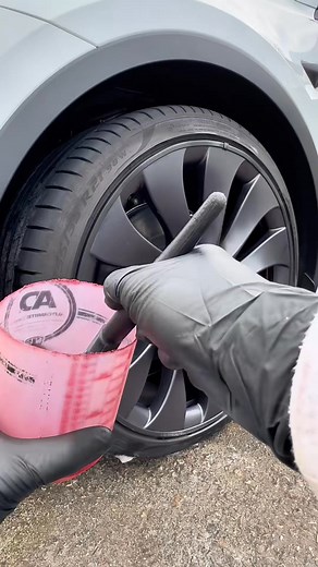 How do you apply your tyre dressing？ 六‍ ️ #tesla #dressing...