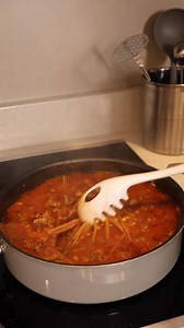 I've been making this "Spaghetti in the Style of Hamburger Helper" nonstop lately. It's cozy, cheesy, saucy, and makes a TON of food. It's not traditional, and it's not fancy, but it is DELICIOUS. Proceed with an open mind and a carb-loving heart! ❤️ Recipe: 🐄 1 lb ground beef 🧅 1 onion, finely diced 🫑 1 bell pepper, finely diced 🧄 A big ol' spoonful of jar-lic (garlic in a jar) 🍅 1 jar of pasta sauce 🍲 3/4 jar of broth (use what you've got) 🇮🇹 Parmesan cheese, Italian seasoning, salt & 