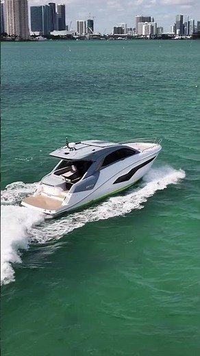 The 2025 NX 370 HT Sport blends sporty elegance with dayboat freedom and cruising capability.