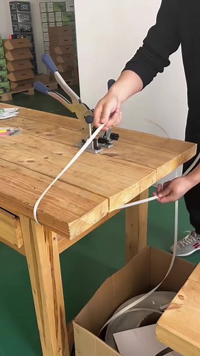 Attaching plastic straps, manually