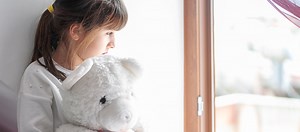 Enfant maltraité : les signes qui doivent nous alerter - Psychologies.com
