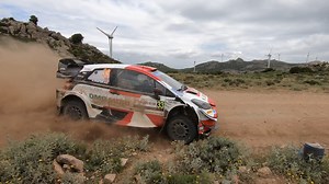 Vista dall'alto spettacolare sulle campagne della #Sardegna, in viaggio sulla prova speciale 12 "Lerno-Monti di Alà" del Rally Italia Sardegna, per guardare gli eroi del #Wrc passare a (letteralmente) 2 metri da noi Passano prima Elfyn Evans e Sébastien Ogier (Toyota Yaris Gazoo Racing), poi Dani Sordo (Hyundai i20 Coupé) Toyota Italia | #ToyotaGazooRacing | Gazzetta Motori