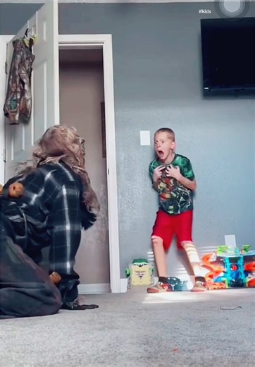 #halloweenspirit #halloween #prank #scareprank #kids