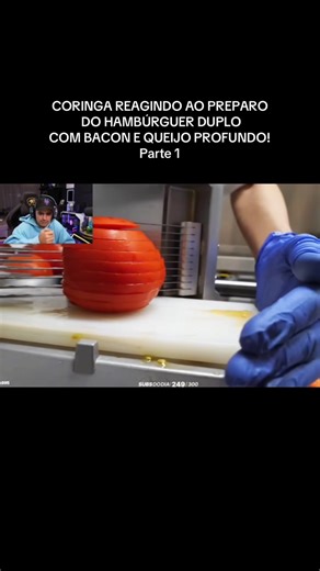 Coringa Reagindo ao Hambúrguer Duplo com Bacon e Queijo