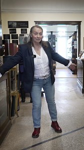 VERMONT/QUEBEC. I 120 år var Haskell-biblioteket en symbol för vänskapen mellan USA och Kanada. Sedan kom en av Trumps ministrar på besök. Nu tar invånarna på gränsen strid för att rädda en av Nordamerikas märkligaste mötesplatser – där en svart tejpremsa på golvet utgör skiljelinjen mellan två länder. Foto: Daniel Costantini Läs mer via länken: https://www.dn.se/varlden/biblioteket-pa-gransen-symbol-for-trumps-attacker-mot-kanada/ | Dagens Nyheter