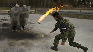 The number of self-made Molotov cocktails by the general public has exploded in Ukraine, and government agencies also explain 'How to make Molotov cocktails' with images on official Twitter.