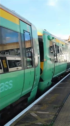 Southern Class 377 departing Clapham Junction