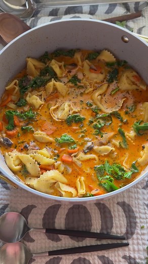 1.2M views · 25K reactions | One Pot Vegetable Tortellini Soup 北 https://hungryhappens.net/one-pot-vegetable-tortellini-soup/ | hungry happens | Facebook