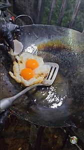 ฝีมืออย่างเทพ ทอดไข่ให้สวยทำแบบนี้นี่เอง ไข่ขาวกรอบ ไข่เเดงเยิ้มๆ #กะเพราเนื้อๆ #เชียงใหม่