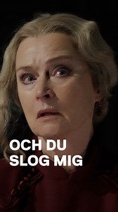 I August Strindbergs makabra kammarspel ”Pelikanen” möter vi en familj präglad av hunger, hemligheter och svek. I centrum står en självisk mor, spelad av Lena Endre, omgiven av sina barn – som är svultna på mer än bara mat. 🩸 I kväll är det dags för premiär! 🎭🥁 På scenen ser vi dessutom: Electra Hallman, Anneli Martini, Torkel Petersson och Peter Viitanen. | Dramaten