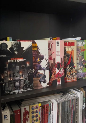 Batman: White Knight Saga! 🦇🃏 The “Murphyverse” aka White Knight Saga began in 2017 and was created by @seangordonmurphy I’ve been all in since the beginning and I’m hoping we get some more stories soon! An alternate elseworld Gotham City where The Joker regained his sanity and Batman becomes notorious among Gothamites as someone himself insane! That continued into multiple sequels & spinoffs! • • • • • • • • • #batman #comics #batmancomics #batmanwhiteknight #graphicnovel
