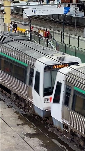 Fremantle train via the Showgrounds #transperth