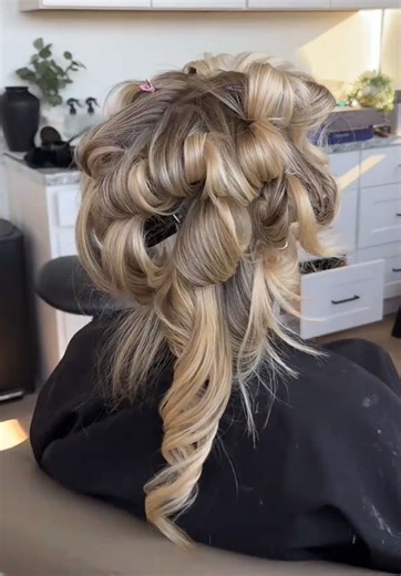 Bright and Blendy Blonde Hair Highlights