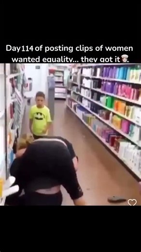 Women Gets Equality on Instagram: "just @womengetsequality 😳 日本利用压电瓷砖将脚步转化为电能。这些瓷 砖捕捉来自你脚步的动能。当你行走时，你的重量和动作会对瓷砖产生压力。 瓷砖会轻微弯曲，从而产生机械应力。瓷砖内部的压电材料将这种应力转化内电能。每一步都会产生少量电荷，而数百万步结合在一起就能产生足够的电力来驱动LED灯、数字显示屏和传感器。在像涩谷车站这样繁忙的地方，每天大约有240万个脚步这一系统作出贡献。这些电能可以被储存或立即使用，从而减少对传统电力来源的依赖，并支持可持续的城市基础设施。这种方法将日常运动转化为实用的可再生能源 ＃日本#知识#事实 ＃你知道吗#推荐 #科技 #创新 历史 技术实验热门"