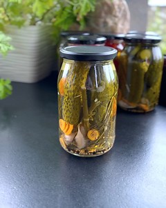 696K views · 2K reactions | Ogórki Konserwowe ❤勒 Składniki: - koper, - 6 ząbków czosnku, - 3 łyżeczki gorczycy, - czarny pieprz, - 6 plastrów chrzanu, - 6 liści laurowych, - 1,5 kg ogórków. Zalewa: - 150 ml octu jabłkowego, - 150 ml octu spirytusowego, - 1 litr wody, - 120 g cukru, - 40 g soli. | Kocham Gotować | Facebook