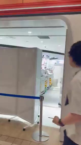 【実名公表】池袋ポケセン刺傷事件、容疑者の広川大起（26）を特定。被害者は八王子市のアルバイト・春川萌衣さん（21）。 犯人は両手に刃物を持ち、迷わずカウンターの内側に侵入して犯行に及んだという。過去に逮捕され、禁止命令も出ていた中での惨劇。 執拗に彼女を狙った広川容疑者の異常な執念と、制度をあざ笑うかのような凶行に言葉も出ません。21歳という若さで、夢の場所で命を奪われた春川さんの無念。 警察の保護下にあっても防げなかったこの現実を、私たちはどう受け止めるべきなのか。 心よりご冥福をお祈りいたします。#池袋 #サンシャインシティ #ポケモンセンター #メガトウキョー #広川大起