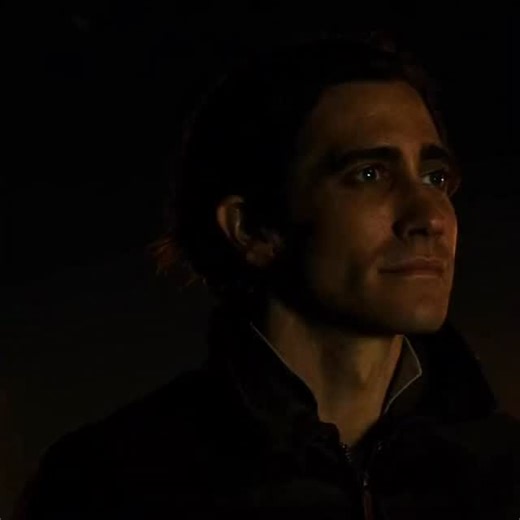 films and tv❣️ on Instagram: "Nightcrawler opens with the glow of Los Angeles at night — a city that looks beautiful from a distance but reveals something predatory the closer you get. Into that world steps Lou Bloom, a man who studies people the way most people study manuals. The film doesn’t introduce him as unstable or monstrous; it introduces him as hungry. Ambition without boundaries, curiosity without empathy, motivation without morality. What makes Nightcrawler so gripping is how clearly 