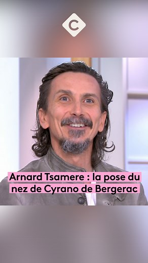 🤭 "Poser le nez de Cyrano de Bergerac, c’est un peu intimidant. C'est un exercice de concentration extrême : une fois qu’il est posé, je ne peux plus l’enlever… S'il est de travers, je fais la représentation avec le nez d'Alain Prost." Arnaud Tsamère se confie dans #CàVous | C à vous