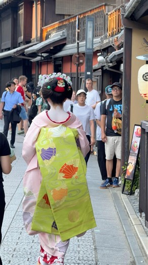 Dream Come True in Kyoto 👘🇯🇵 | Foreign Tourists Shocked by Real Maiko & Geisha Walking in Gion!