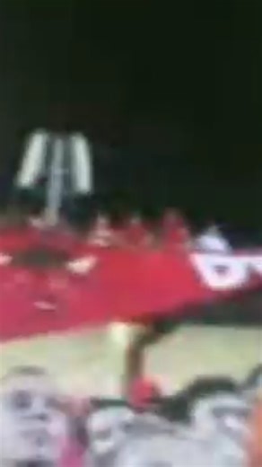 Ultras Ahlawy Mentality on Instagram‎: "من الأرشيف: لحظات من فرد بانر أولتراس ديڤلز قبل أن يتم رفعه بسبب إعتراض الأمن، كان في مباراة الأهلي والزمالك في الديربي الأفريقي سنة 2008 #الحرية_لجمهور_الكورة #الحريه_لجمهور_الاهلي #المجد_للشهداء"‎