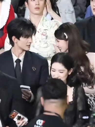 chị đưa điên thoại của mình cho ảnh ngơ ngác ngạc nhiên lúc sau là chụp hình cùng nhau#changhuasen #zhangmiaoyi #truongmieudi #thuonghoasam #thuonghoasam_truongmieudi