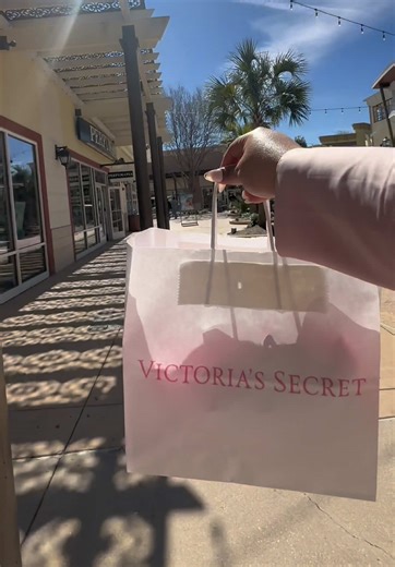 Victoria secret desde $1 dllr 😟! • • #houston #houstonoutlets #outlet #htx #houstonfashion