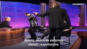 6.4M views · 68K reactions | ‘‘Esto fue una trampa’’... El trío musical asistió a una entrevista al programa de Clive Anderson, pero esta se terminó convirtiendo en uno de los momentos más desagradables de su carrera. Y es que el presentador intentó incomodarlos con sus preguntas, pero ellos prefirieron dejarlo hablando solo... | íconos | Facebook