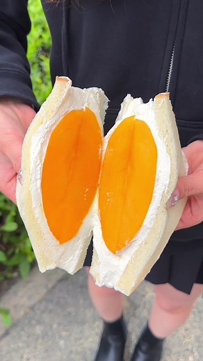 八百屋が作るマンゴーやメロンが丸ごと詰まった贅沢フルーツサンド🥭🍈 ふわふわの食パンの間には厳選した果物と甘さ控えめ生クリームがぎっしり詰まってる！ 季節ごとに違うフルーツサンドがあるからいつ買いに行っても楽しめる！ 📍名古屋「八百屋たこ焼き壮」 #愛知グルメ #名古屋グルメ #名古屋カフェ #japanesefood #tiktokfood