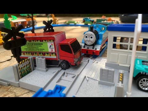 Drama Kereta Tabrakan Dan Anjlok Dari Rel ! Merakit Mainan Kereta Api Thomas Panjang, Kereta Api Uap