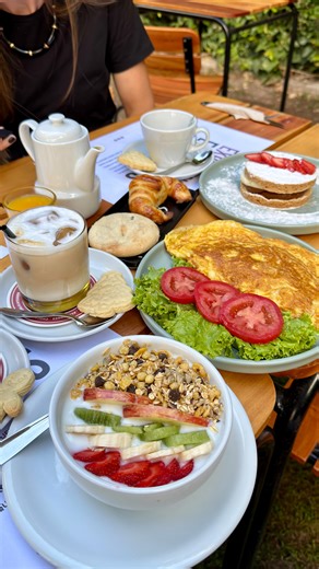 May y Flor ✨Restaurantes y Turismo Mendoza on Instagram: "Casa Entre Dos Alfajores 📍Peatonal Sarmiento 163, Ciudad #Mendoza Este local de afuera no dice lo grande que es por dentro, tiene varios espacios con aire, uno para hacer reuniones privadas y el patiecito con pasto que esta hermoso 💖 La atención de las chicas es un mil y bastante ágil, esta vez fui a mostrarles algunas opciones saludables de la carta que me encantaron (también agregué torta y medialunas 🤭) Hay muchas opciones SIN TACC 