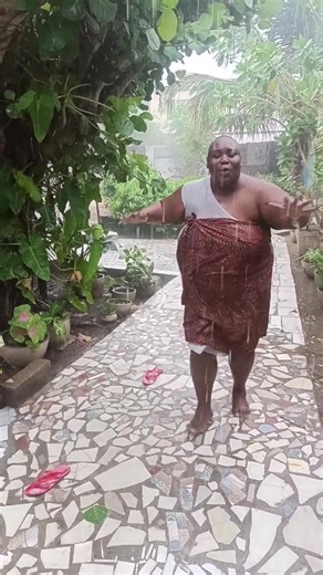 voilà la pluie regarder ma folie pluvieuse #jesuistogolaise🇹🇬 #biendansmapeau #dicta #rondeetbelle♥️ #🇹🇬togotiktok #mikokolefilm #nouvelleaventure