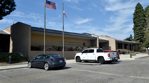 Ventura police look for suspects in armed robbery at park