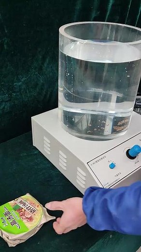 看看干脆面的密封性测试 密封性测试仪操作简单、便于观察实验结果，利用相关技术，巧妙的把密封部分局部裁取进行测试，不但避免发生爆炸现象，还可以利用两个工位一次测两个试样，达到了一机多效的效果 #密封性测试仪 #密封性测试 #科技改变生活 #科技创新 #发现科学,干脆检测- 抖音