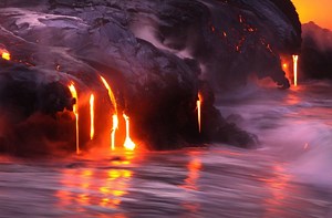 Vulcani, quando il magma incontra l’acqua: dalle cascate di lava del Kilauea ai distruttivi lahar del Kelut