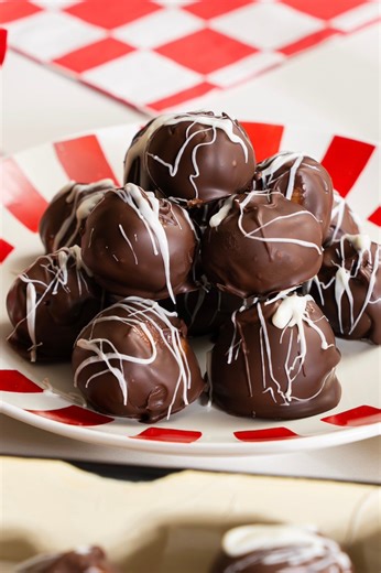 Save this recipe to your “Holiday Baking” collection! • Here’s what you need: TRUFFLES 2 packages golden Oreo cookies (about 50–60 cookies) 6 oz cream cheese, softened (¾ block) 1-2 tbsp Baileys Irish Cream CHOCOLATE COATING 1 1/2 cups semi-sweet chocolate chips or melting chocolate 1 tbsp coconut oil (optional, for smoother dipping) OPTIONAL DRIZZLE / TOPPINGS 1/4 cup white chocolate chips for drizzling Flaky sea salt, crushed candy cane, cocoa nibs, or chocolate shavings • Save this one folks!