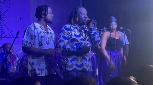 Samba Ralph te pote yon enèji ki depase limit, yon pisans ki te fè tout moun rete san mo. Li pa t sèlman kanpe sou sèn nan li te domine l, li te fè l vibre, li te fè l limen. Chak mouvman, chak nòt, chak souf se te yon prèv ke lè yon atis vle leve yon sware, li fè l ak kè, fòs, ak talan. li te montre nou sak rele kontwòl total sou yon program, avèk yon presizyon ak yon prezans ki raman wè. Piblik la te santi li, te viv li, e te kite sware a avèk yon sèl mesaj nan lespri yo : Samba Ralph te asire