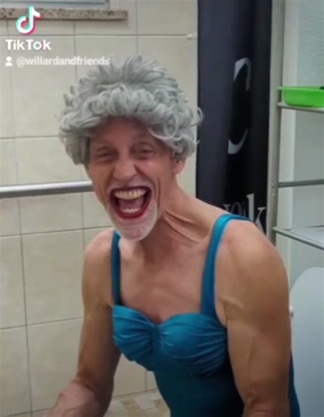 Granny's having trouble pooping !!#comedy#constipation#angrygrandma#pooping#shitsong