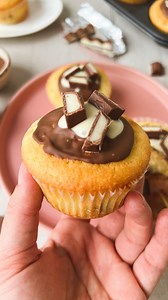 Kinderschokolade-Muffins: so fluffig und schokoladig 😍 der leckere Muffinteig wird einfach mit Kinderschokolade-Stückchen verfeinert und nach dem Backen mit Schokolade dekoriert 🤤 Einfach und schnell gemacht und für jeden Anlass passend 😋 🔸Zutaten (9 Muffins) Für die Muffins: 85g weiche Butter 85g Zucker 2 TL Vanillezucker 1 Prise Salz 2 Eier 125g Weizenmehl Typ 405 2 TL Backpulver 80ml Milch 10 Riegel Kinderschokolade Für die Deko: 50g Vollmilchschokolade 50g weiße Schokolade 5 Riegel Kinde