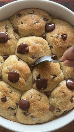 scoopable nutella stuffed cookie pie 🍫🍪✨ - scoopable gooey cookie pie stuffed with rich nutella 🔗 full recipe is on my website link in bio 💗 #chocolatechip #cookiepie #Recipe #FoodTok