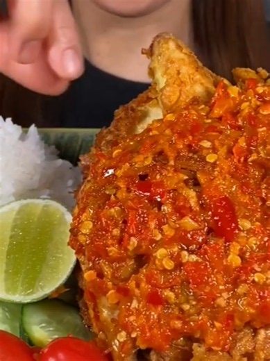 Ayam Goreng Utuh Mandi Cabe - Resep & Cara Makan ASMR