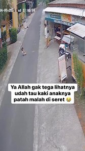 837 reactions · 40 shares | Ya Allah bukan nya cpet ditolongin malah pada diem,,uuuh gemes dehh 凉 #semuaorang #jangkauan #sorotan #pengikut #fypviral #trending #algoritma | Lhena | Facebook