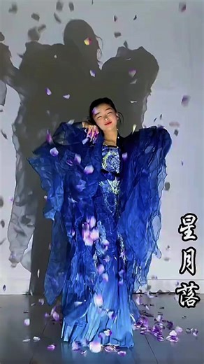 Trẻ em thì ngưỡng mộ người lớn. Người lớn thì bảo trẻ em dẻo sẵn, học múa dễ hơn, nhanh hơn. Vạn lí do là vật cản của mỗi chúng ta. Thôi thì cứ đi là sẽ đến. Mục tiêu đơn giản trước mắt là ta phải đến lớp múa trước đã ha. #sundaydancestudio #daymuaquan9 #daymuacotrangquan9 #daymuaballettreem #khudancugiahoaquan9