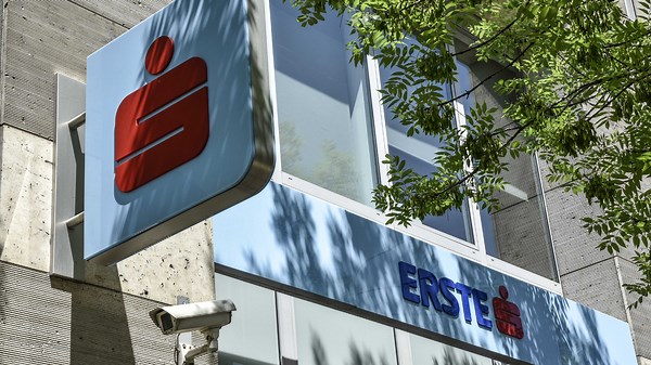 Nem férhetnek hozzá a pénzükhöz az Erste-ügyfelek, ha ezt nem teszik meg